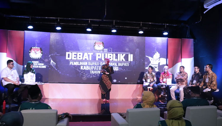 Debat Calon Bupati dan Wakil Bupati Kediri bersama para panelis dalam sesi debat pertama beberapa waktu lalu. (Foto: KPU Kabupaten Kediri)