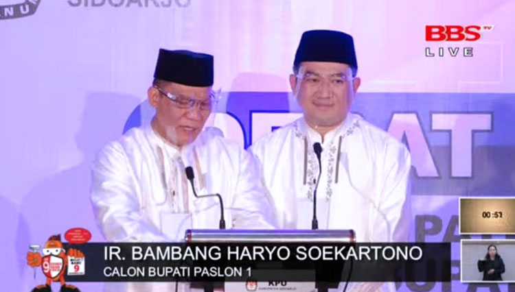 Bambang Haryo Soekartono (BHS) - Taufiqulbar saat debat terbuka cabup-cawabup Sidoarjo. (Foto: Tangkapan Layar)