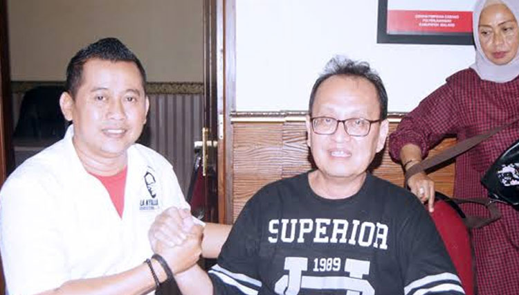Hari Sasongko (kaos hitam) semasa Hidup bersama Ketua Pemuda Pancasila Kabupaten Malang Priyo Sudibyo. (Foto : Binar Gumilang / TIMES Indonesia)