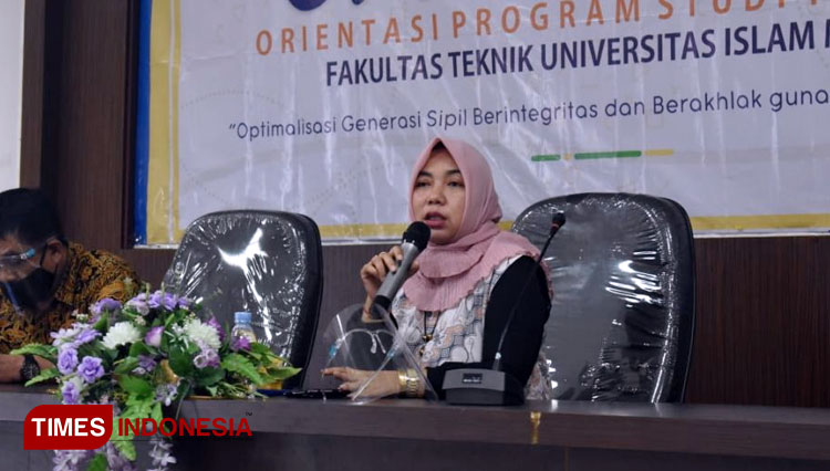 Sambutan Ketua Program Studi Teknik Sipil Ibu Azizah Rachmawati, ST.MT pada kegiatan Penutupan Optensi 2020 Unisma. (FOTO: AJP TIMES Indonesia)