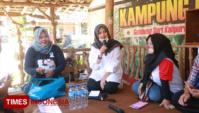 Ipuk Fiestiandani sedang berdialog dengan warga Gombengsari. (FOTO: Agung Sedana/ TIMES Indonesia)