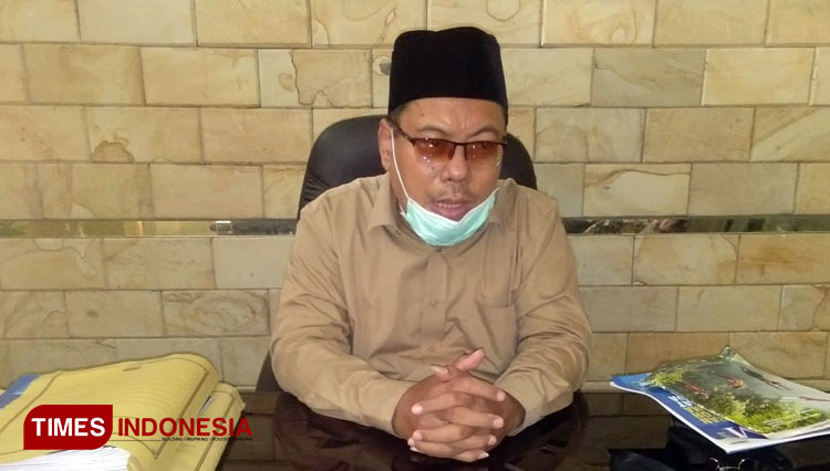 Ketua Forum Kerukunan Umat Beragama (FKUB) Kabupaten Lamongan, KH. Masnuri Arif, saat memberikan keterangan kepada wartawan. (FOTO: MFA Rohmatillah/ TIMES Indonesia)
