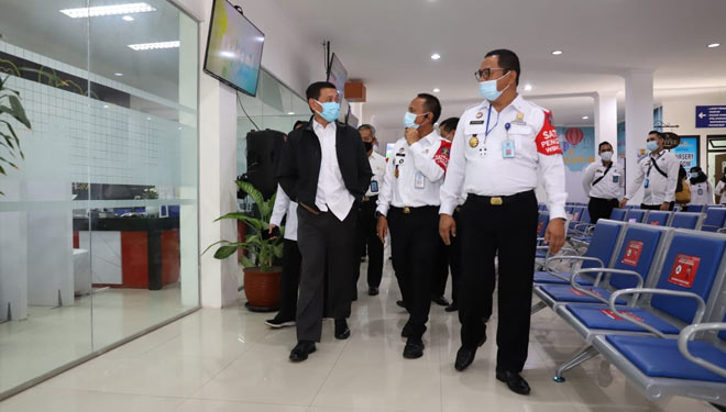 Dirjen HAM Mualimin Abdi (jaket hitam) saat mengunjungi Pos Pelayanan Komunikasi Masyarakat Kanim Kelas I Khusus TPI Surabaya, Rabu (18/11/2020). (Foto: Humas Kemenkumham Jatim)