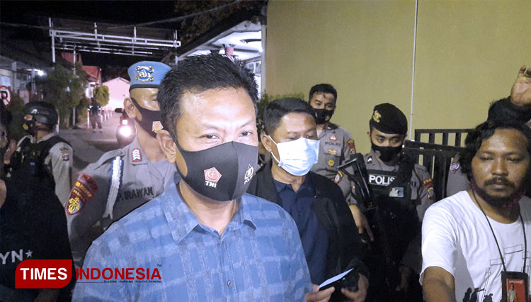 Kabid Humas Polda Sulteng, Kombes Didik Supranoto memberikan keterangan pada awak media di Rumah Sakit Bhayangkara pada Rabu, (18/11/2020) (FOTO: Anang Prasetio/ Times Indonesia) 