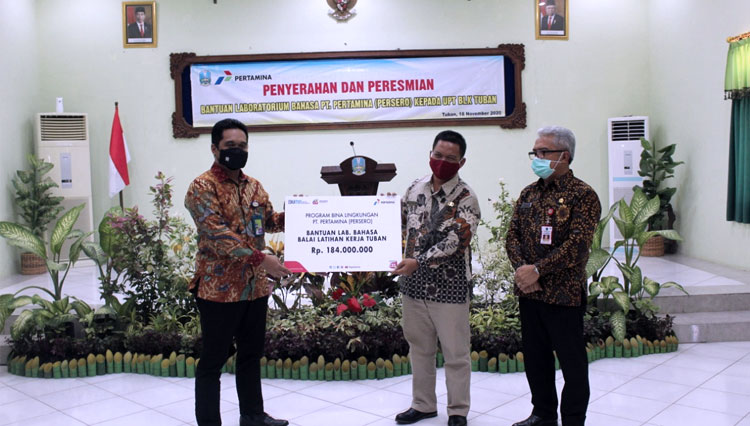 PT Pertamina saat membeeri Bantuan Peralatan Pendukung Lab Bahasa UPT BLK. (FOTO: PT Pertamina Regional Jatimbalnus)