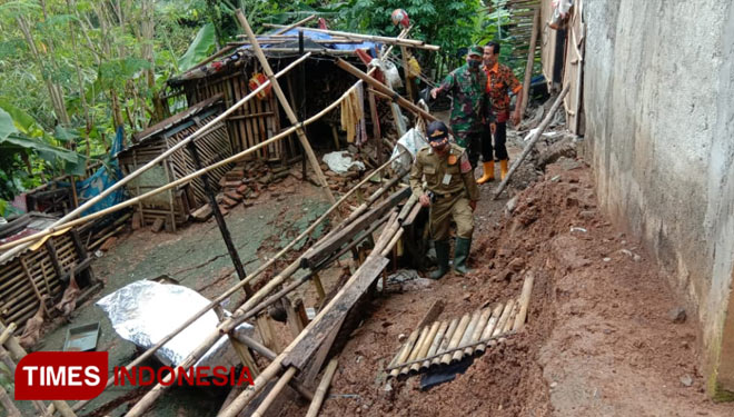 Hujan Deras Mengakibatkan Rumah Warga Desa Cisuru Terancam Roboh