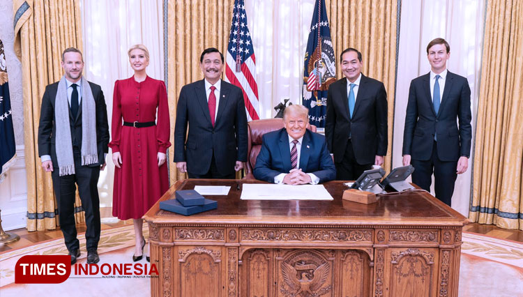 Presiden Donald Trump saat menemui Menko Luhut dan Dubes di White House. (FOTO: Dubes RI Amerika for TIMES Indonesia)