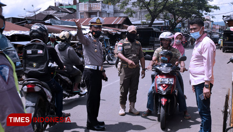 Tim gabungan Operasi Yustisi Prokes Covid-19 menindak pengendara sepeda motor, yang kedapatan tidak mengenakan masker  (FOTO: Asnadi/ TIMES Indonesia) 