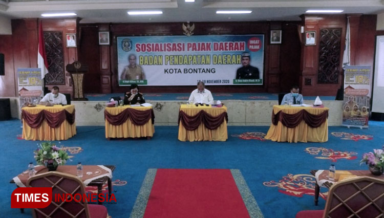 Narasumber Sosialisasi pajak daerah dan retribusi Daerah (PDRB) di auditorium Tiga Dimensi (FOTO: Kusnadi/TIMES Indonesia)