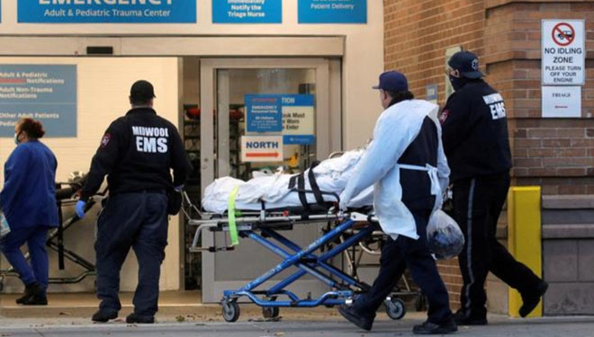 Seorang pasien tiba di luar Pusat Medis Maimonides, karena penyebaran penyakit virus korona (COVID-19) berlanjut, di Brooklyn, New York, AS, 17 November 2020. (Foto: Reuters)