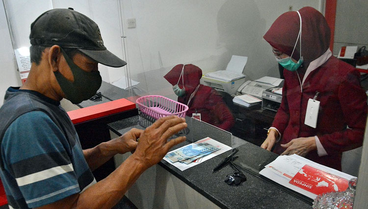 Warga saat cairkan dana kartu sahabat tahap V di Bank Jatim di lingkup Pemkot Kediri. (Foto/Kominfo Kota Kediri)