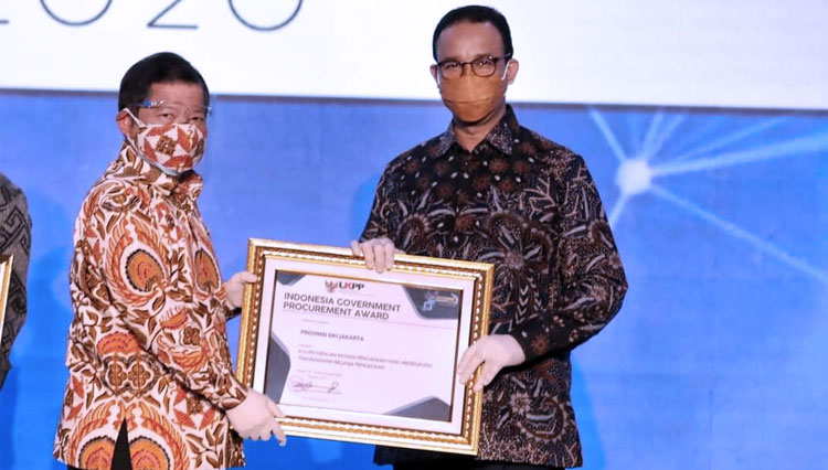Penghargaan diserahkan langsung oleh Kepala LKPP Pak Roni Dwi Susanto pada Rakornas Pengadaan 2020 di Bogor, 18 November 2020 kepada Anies Baswedan. (FOTO: Pemrov DKI Jakarta)