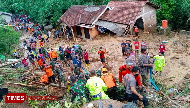 Pencarian hari pertama korban longsor ditutup sekitar pukul 17.00 WIB dan akan dilanjutkan pada esok hari dengan bantuan alat berat. (FOTO: Humas SAR Cilacap for TIMES Indonesia) 
