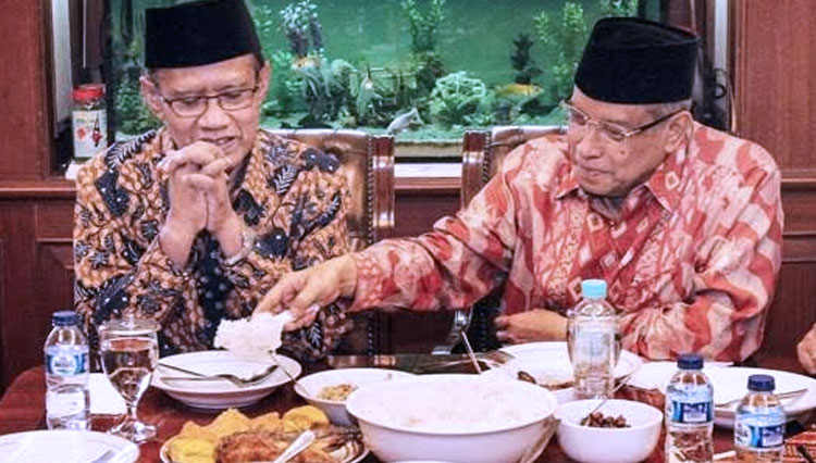 Ketua Pengurus Besar Nahdlatul Ulama (PBNU), Said Aqil Siradj dan ketua PP Muhammadiyah Haedar Nashir saat melakukan makan bersama. (FOTO: Suara Muhammadiyah)