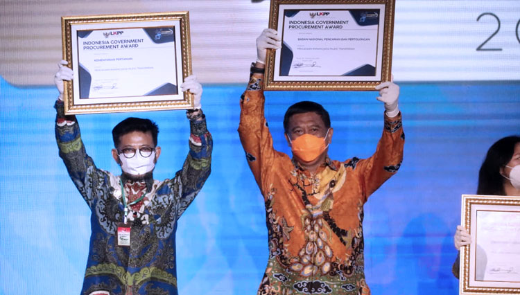 Menteri Pertanian Syahrul Yasin Limpo saat menerima piagam penghargaan Pengelolaan Barang dan Jasa 2020 dengan kategori paling transfaran. (FOTO: Kementan RI)