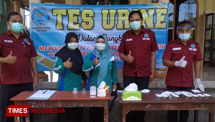 BNN Kabupaten Kediri berikan sosialisasi P4GN dan tes urine di Mts Al Muttaqun Wates. (FOTO: AJP TIMES Indonesia)