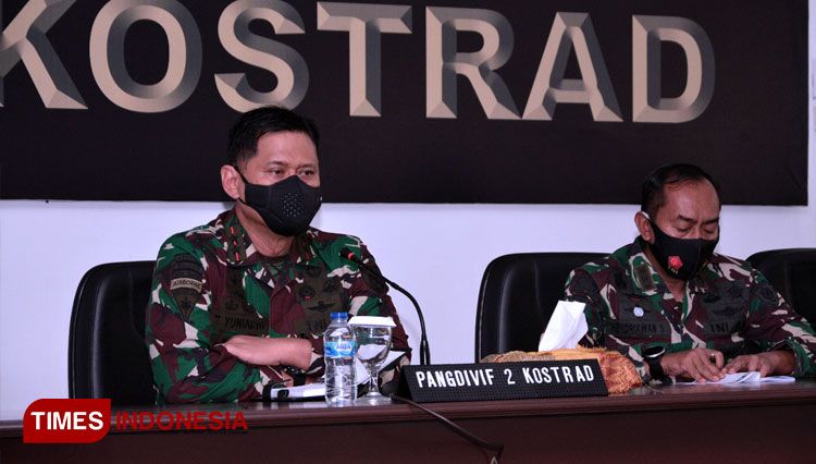 Pangdivif 2 Kostrad, Mayjen TNI Tri Yuniarto, S.A.P, M.Si, M.Tr (Han), saat mengikuti video conference yang dipimpin Pangkostrad. (FOTO: PenDivif 2 Kostrad)