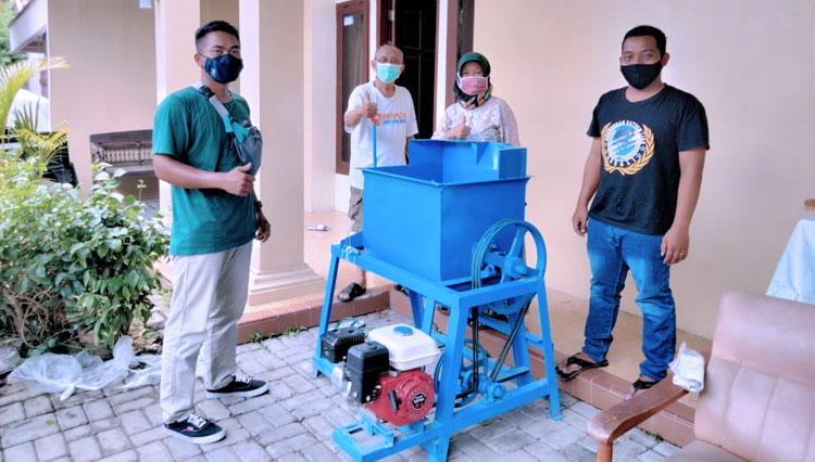 Tim pengabdian Universitas Diponegoro menyerahkan alat bejana pengaduk mekanis pada UKM Sabun Lerak di Semarang, Rabu (18/11/2020). (FOTO: Tim Pengabdian Undip)