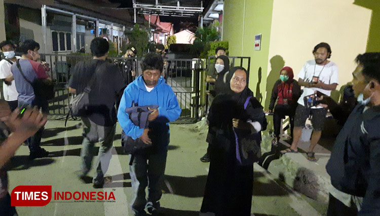 Yuni dan Rahim orang tua Wahid alias Aan alias Bojes setelah melihat jenazah putranya di Bhayangkara Palu pada Rabu, (18/11/2020) (Foto : Anang Prasetio/ Times Indonesia)