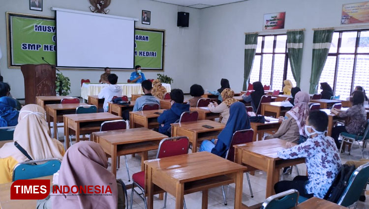 Plt. Kasi P2M BNN Kabupaten Kediri Agung tri Nugroho, S.T. M.Kom berikan sosialisasi P4GN pada siswa SMPN 2 Pare. (FOTO: AJP TIMES Indonesia)