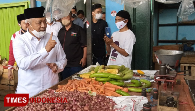 Cabup Malang Abah Sanusi saat meninjau pedagang sayur di Tajinan. (Foto : Binar Gumilang / TIMES Indonesia)