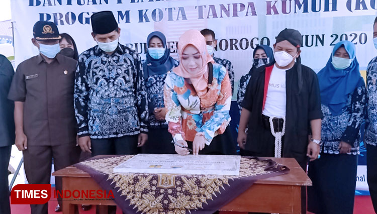 Anggota Komisi V DPR RI Hj Sri Wahyuni menandatangani prasasti program KOTAKU. (Foto: Marhaban/TIMES Indonesia)