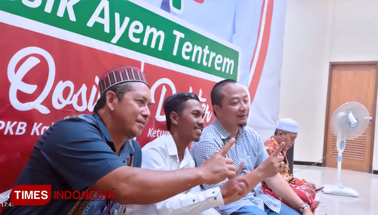 Politisi senior PPP (Kiri) saat berfoto bersama Cawabup dr Asluchul Alif (Kanan) saat di posko pasangan QA  (FOTO: Akmal/TIMES Indonesia).