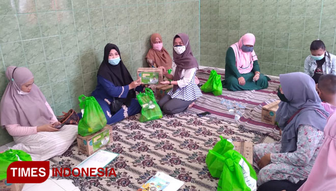 Bidan Desa Tanggul Kulon membagikan paket bantuan untuk ibu hamil di Desa Tanggul Kulon, Kamis (19/11/2020). (Foto: Humas Desa Tanggul Kulon for TIMES Indonesia)