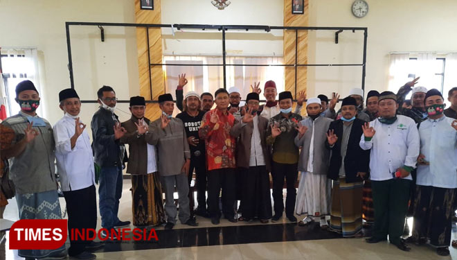 Cabup Bandung nomor urut 3 Dadang Supriatna saat deklarasi dukungan dari Mulyana dan Forum Aliansi Ulama Kab Bandung, di Aulata Stikes Bandung, Kamis (19/11/20). (FOTO: Iwa/TIMES Indonesia)