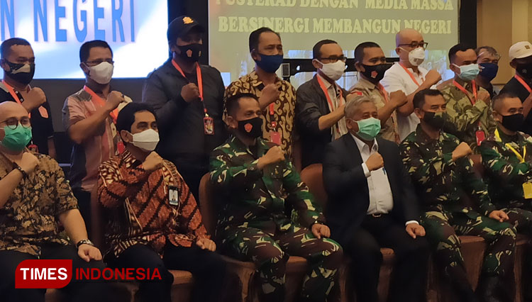 Danpusterad saat sesi foto bersama narasumber dan perwakilan Dispen TNI AD serta media dari berbagai daerah se-Indonesia, Rabu (18/11/2020).(Foto : Lely Yuana/TIMES Indonesia) 