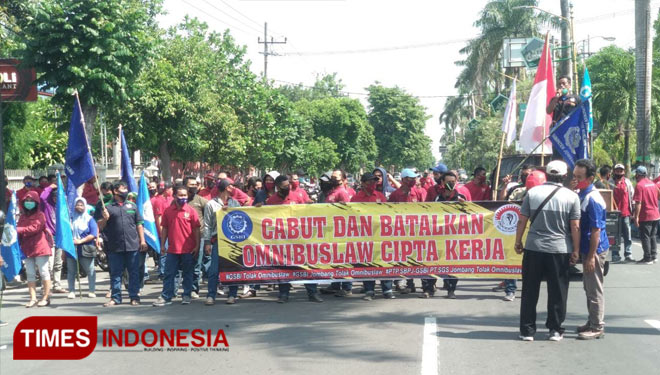 Aksi buruh di depan kantor Disnakertrans dan berjalan ke gedung Pemkab Jombang