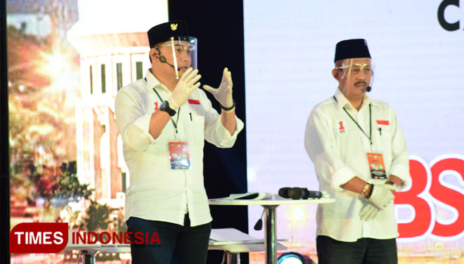 Eri Cahyadi dan Armuji dalam debat publik kedua Pilwali Surabaya 2020. (FOTO: Ammar Ramzi/Times Indonesia)