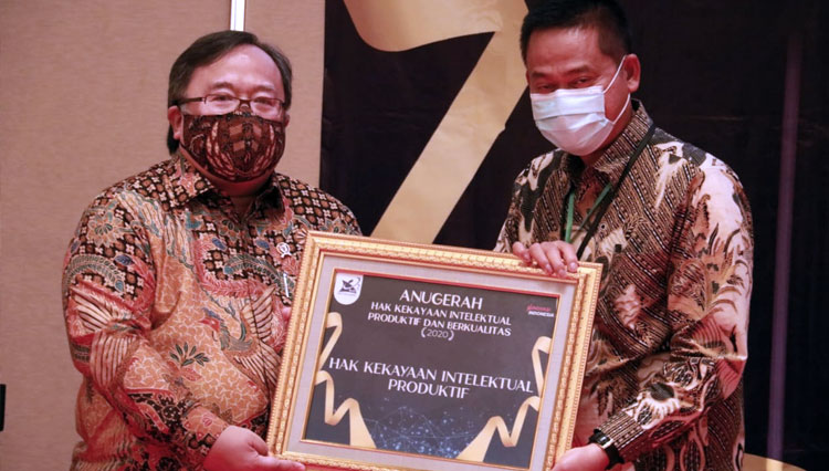 Kepala Balitbangtan, Fadjry Djufry saat menerima piagam Anugerah Hak Kekayaan Intelektual Produktif. (FOTO: Kementan RI)