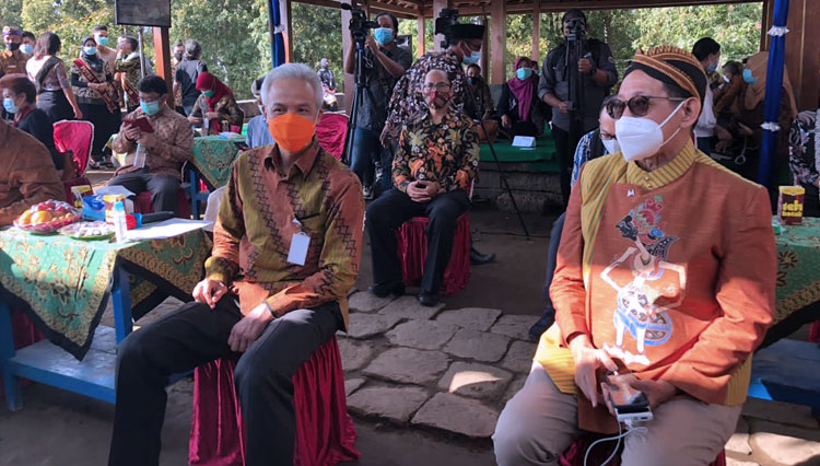 Gubernur Jawa Tengah, Ganjar Pranowo (Masker Orange saat menghadiri HUT Karanganyar ke-103. (FOTO: Dok. MarkPlus)