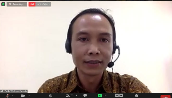 Tangkapan layar I Gede Widhiana, pakar hukum Unej saat menyampaikan materi dalam diskusi virtual tentang penanganan terorisme oleh TNI. (Foto: Dody Bayu Prasetyo/TIMES Indonesia)