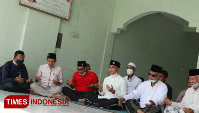 Giring Nidji saat ziarah makam di mbah wahab bersama tim PSI (Rohmadi/TIMES Indonesia)