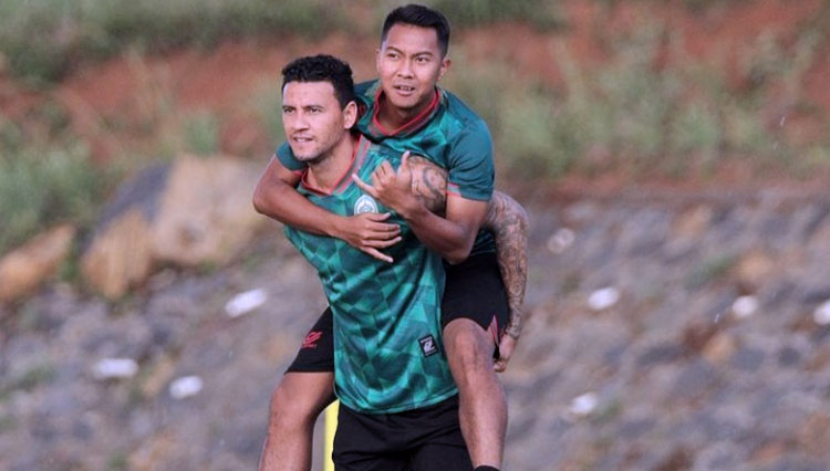 Bomber Andalan PS TIRA, Gustur Cahyo saat menjalani latihan bersama rekan-rekannya di lapangan (FOTO: Instagram/Gustur Cahyo)