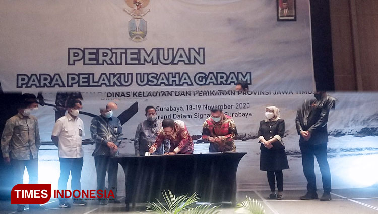 Ketum HMG JATIM lakukan MoU bersama dengan DEKOPINWIL Jatim dan DKP Jatim di Hall Grand Dafam Hotel ,Surabaya, (18/11/2020). (FOTO: AJP TIMES Indonesia)