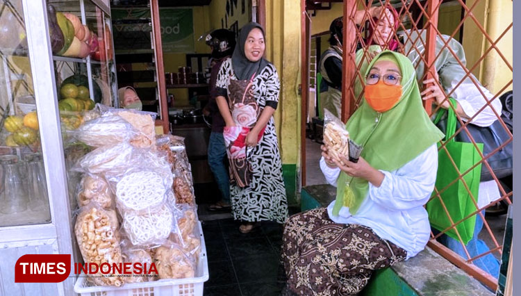 Calon Wali Kota Mataram Hj. Putu Selly Andayani saat mengunjungi pasar tradisional yang ada di Kota Mataram. (FOTO: Tim Selly-Manan)