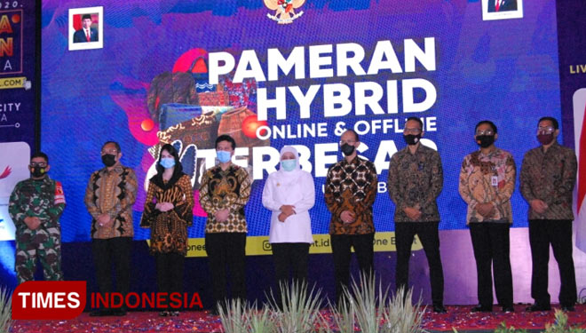 Gubernur Khofifah bersama stakeholder terkait membuka acara INAPRO 2020 di Grand City, Surabaya. (FOTO: Ammar Ramzi/Times Indonesia)