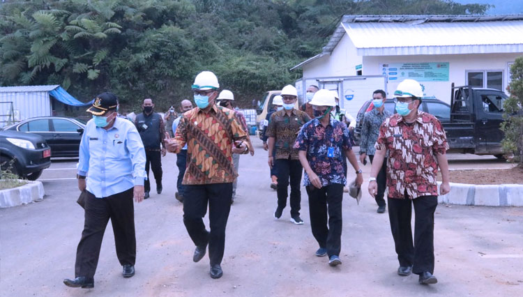 Wakil Bupati Bogor Iwan Setiawan (batik coklat lengan panjang) saat meninjau rest area Gunung Mas Cisarua, Puncak, Bogor, Kamis (19/11/2020). (Foto: Pemkab Bogor)