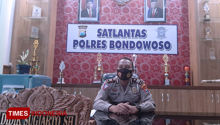 Kasatlantas Polres Bondowoso AKP Didik Sugiarto saat dikonfirmasi (Foto: Moh Bahri/TIMES Indonesia)