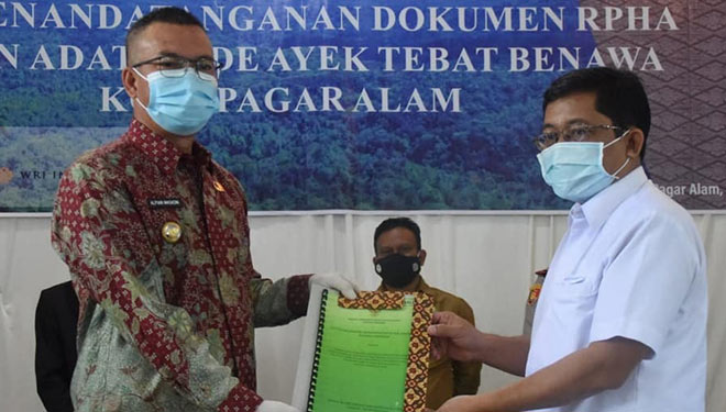 Wali kota Pagaralam Alpian Maskoni menerima salinan SK Menteri Lingkungan Hidup dan Kehutanan RI diwakili Kepala Dinas Kehutanan Provinsi Sumsel Panji Cahyanto.