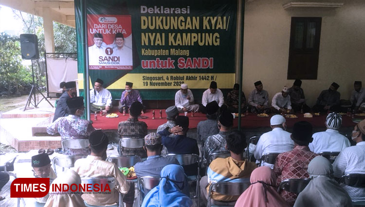 Suasana pemberian dukungan dari Kyai dan Nyai Kampung kepada Pasangan SANDI. (Foto: Binar Gumilang/TIMES Indonesia)