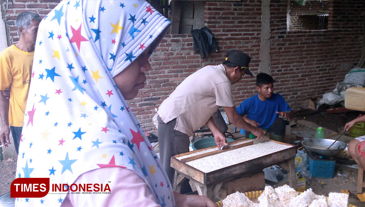 Budi dan Ardi sedang melayani membuat kue jipang pesanan ibu - ibu warga Medayu Kecamatan Wanadadi, Banjarnegara. (FOTO : Muchlas Hamidi/TIMES Indonesia)