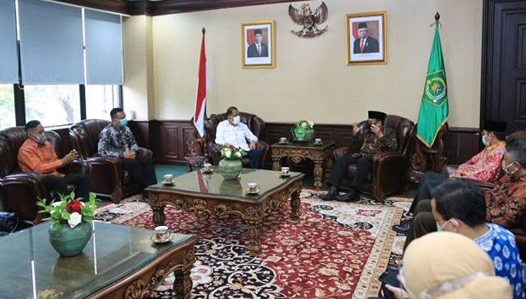 Pertemuan Wali Kota Ambon Richard Louhenapessy dengan Menag Fachrul Razi di kantor Kemenag RI Jakarta, Kamis (19/11). (Foto: Dokumentasi Kemenag)