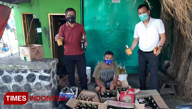 Satuan Reserse Narkoba Polres Majalengka, menyita ratusan botol miras berbagai merk dari sejumlah toko kelontong. (Foto: Jaja Sumarja/TIMES Indonesia) 