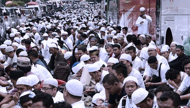 Acara Rizieq Shihab di Petamburan, Jakarta Pusat yang dinilai melanggar protokol kesehatan. (FOTO: BBC)