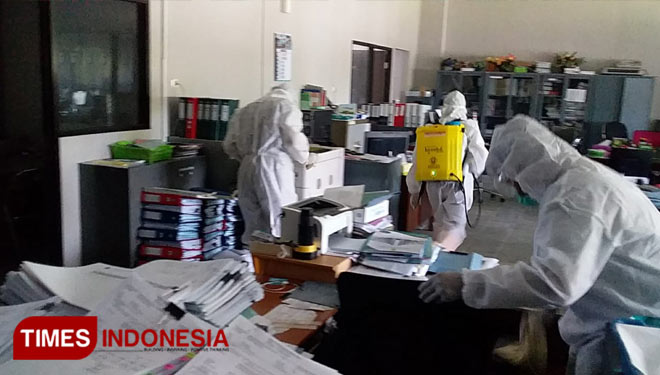 Petugas TTDKB Covid-19 Unej tengah melakukan penyemprotan disinfektan di salah satu ruang kantor rektorat. (Foto: Humas Unej for TIMES Indonesia)