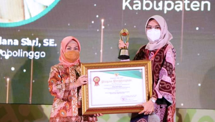 Bupati Probolinggo, Tantriana Sari (kanan) menerima penghargaan atas inovasi Bela Sang Raja (foto: Humas)